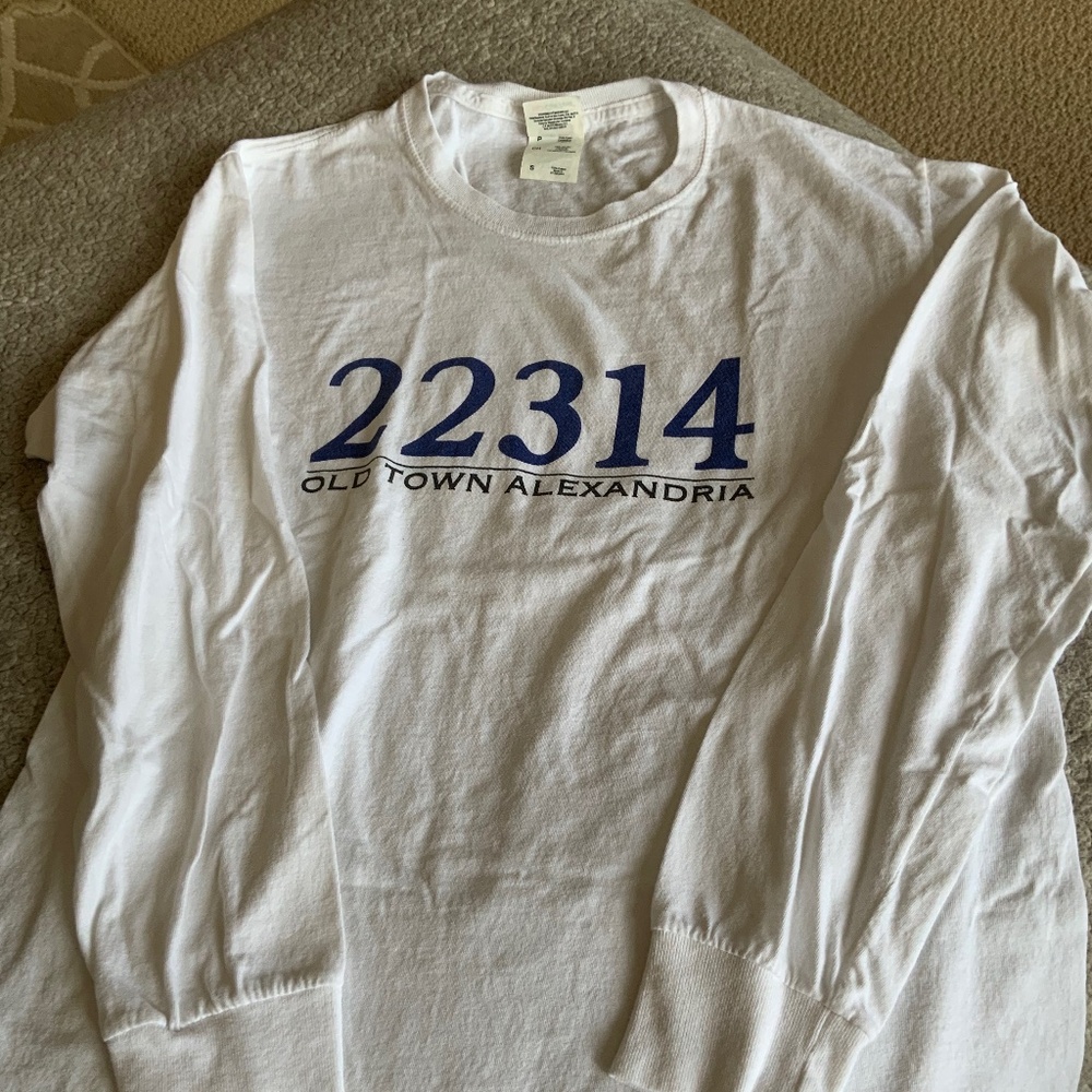 Women’s size S Old Town Alexandria long sleeve tshirt (22314) in great worn cond